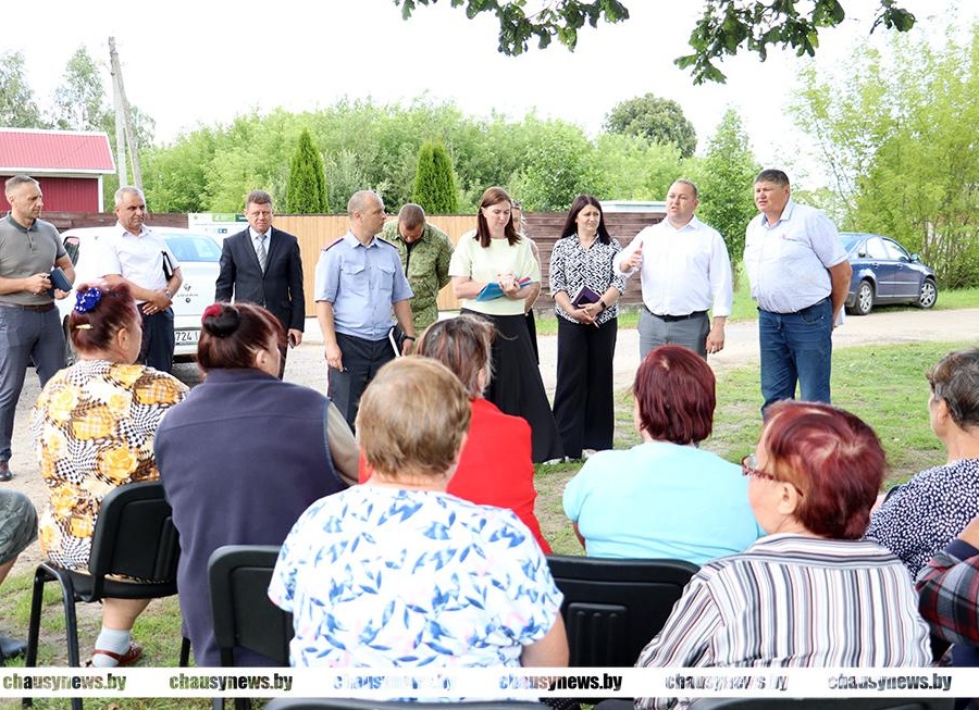 С какими вопросами обращаются жители деревни Луты к старосте Ольге Агеевой